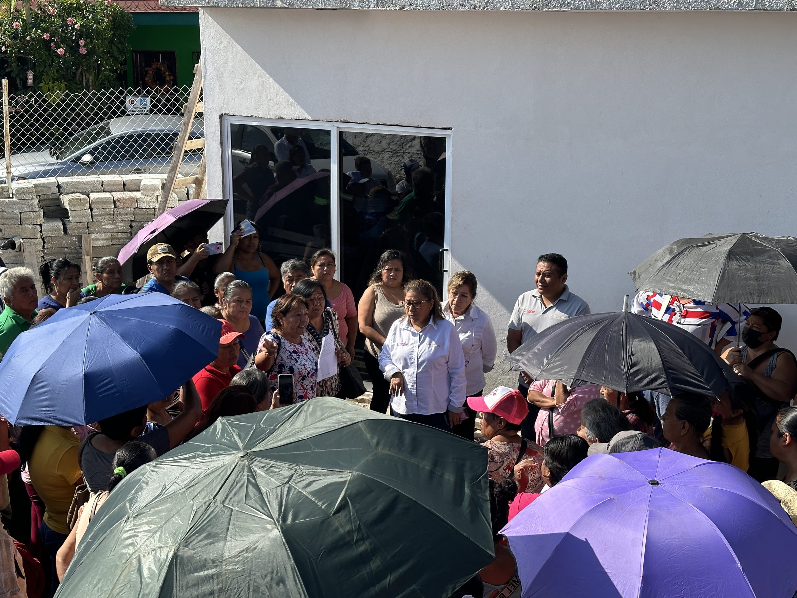 Atiende María del Rosario Palafox a vecinos de las colonias la Antorcha, Fredepo, Los Robles y Colorines.